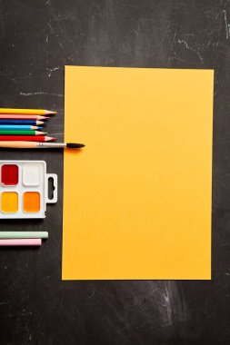 Okula veya öğrenci ve eğitim konseptine geri dönün. Üst görünüm. Düzen. Boya boyaları, boyalar ve sulurenkler