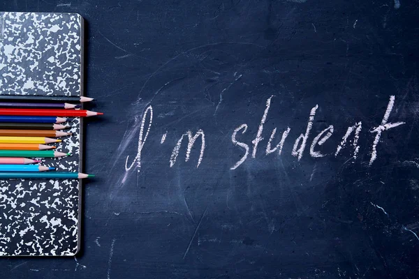 학교 또는 학생 및 교육 개념으로 돌아갑니다. 맨 위 보기. 비문칠판에 색연필 — 스톡 사진