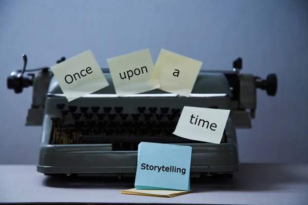 Okuma, hikaye anlatımı ve eğitim. Yazma, yazar ve kurgu konsepti. Çıkartmalar ile kaplı bir daktilo.