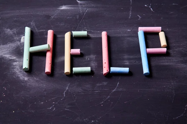 Korku, ev içi şiddet ve aile veya çocuk istismarı konsepti. Renkli tebeşir yardımıyla yazıt