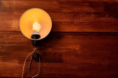 Okuma, hikaye anlatımı ve eğitim. Yazma, yazar ve kurgu konsepti. Ahşap arka planda Vintage lamba.