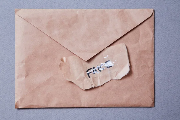 Courrier indésirable ou courrier indésirable et idée de lettre non sollicitée. Le mot spam sur l'enveloppe — Photo