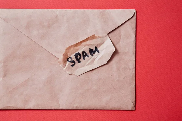 E-mail lixo eletrônico ou spam e ideia carta não solicitada. A palavra spam no envelope — Fotografia de Stock