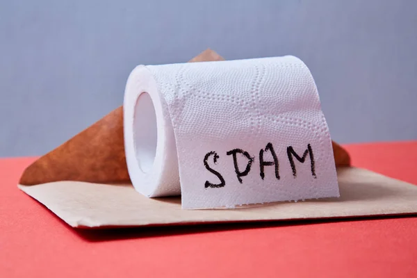 E-mail lixo eletrônico ou spam e ideia carta não solicitada. Um rolo de papel higiênico e envelope — Fotografia de Stock
