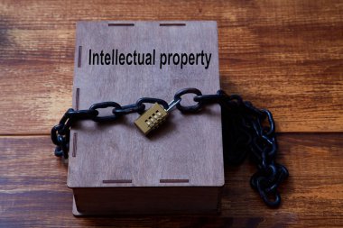 Telif hakkı, patent veya fikri mülkiyet ve fikir koruma kavramı. Kilit zinciriyle sarılmış kutu.