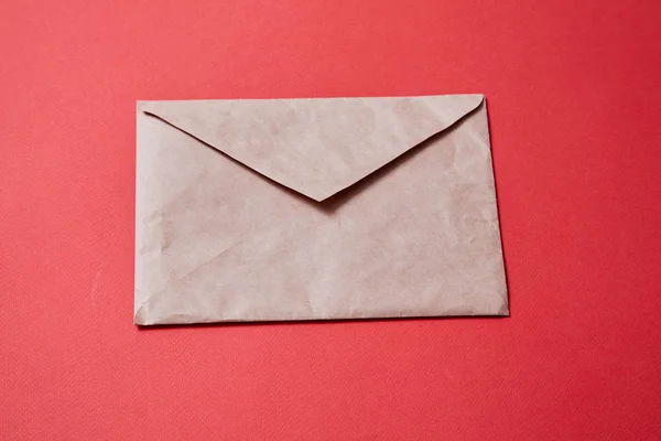 Lixo eletrônico ou spam e ideia de carta falsa. Conceito para correio não solicitado ou e-mail. Envelope no fundo vermelho — Fotografia de Stock