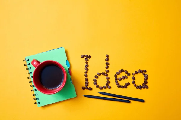 Kreative, kluge Idee und oder inspirierendes Konzept. Innovation und Unternehmenslösung. die Beschriftung von Kaffeebohnen. — Stockfoto