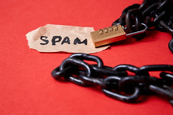 Proteggere dalla posta indesiderata o e-mail spam e lettera non richiesta. Iscrizione su un pezzo di carta e una catena con una serratura — Foto Stock