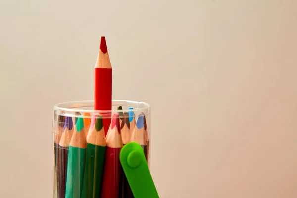 창의적이고 밝은 아이디어와 혁신 또는 영감 개념. 팩에서 튀어 나온 색 연필 — 스톡 사진
