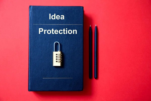 Concepto de derecho de autor, patente o propiedad intelectual y protección de ideas.La cerradura con el código que se encuentra en el libro . —  Fotos de Stock