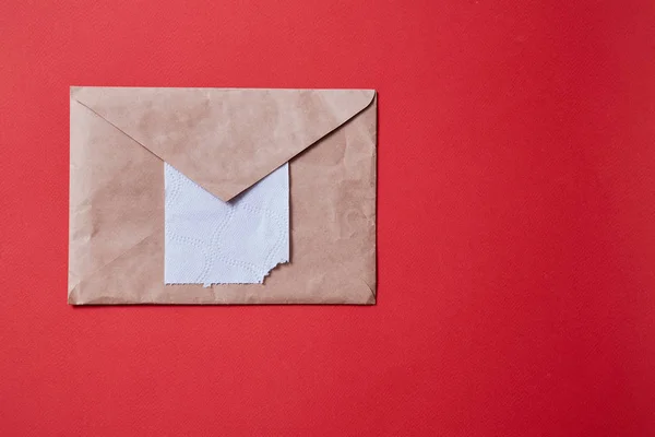 Skräppost eller spam e-post och oönskad skrivelse idé. Toalettpapper sticker ut ur kuvertet — Stockfoto