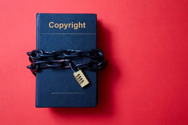 Concepto de derecho de autor, patente o propiedad intelectual y protección de ideas. Libro envuelto en una cadena con un candado . —  Fotos de Stock
