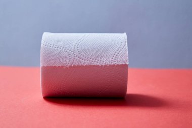 Önemsiz posta veya spam e-posta ve istenmeyen mektup fikri. Yazıt spam ile tuvalet kağıdı