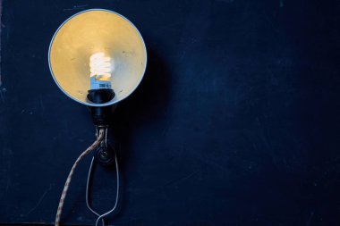 Okuma, hikaye anlatımı ve eğitim. Yazma, yazar ve kurgu konsepti. Ahşap arka planda Vintage lamba.