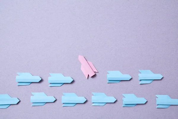 Carrera empresarial, éxito y concepto de individualidad. Solución, rivalidad y desafío. Cohetes de origami rojo y azul — Foto de Stock