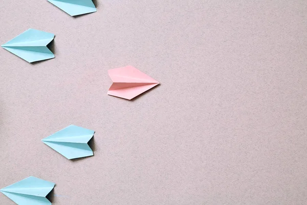 Carrera empresarial, éxito y concepto de individualidad. Solución, rivalidad y desafío. Líder encuentra una manera individual . — Foto de Stock