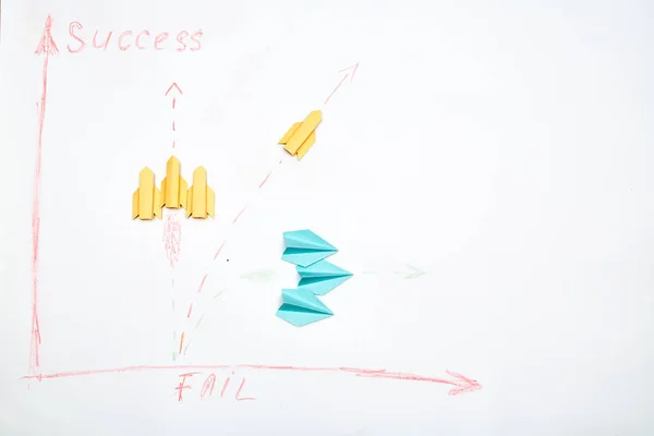 Planowanie biznesowe. Strategii. Wyzwanie, udoskonalenie i koncepcja postępu. Zespół samolotów papierowych — Zdjęcie stockowe