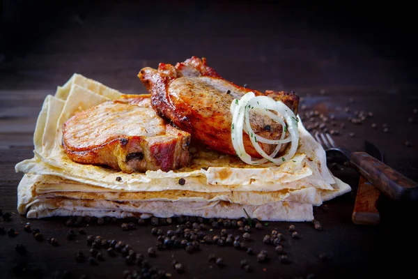Filet de porc rôti et pita. Grillades, kebab et pita pour le menu du restaurant. Fond en bois . — Photo