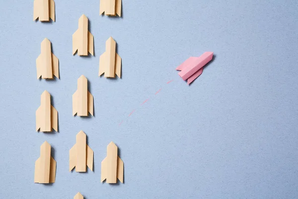 Farklı, orijinal vizyon veya fikir düşünün. Kutunun dışında düşün, farklı bir şekilde. Roket uçuyor.