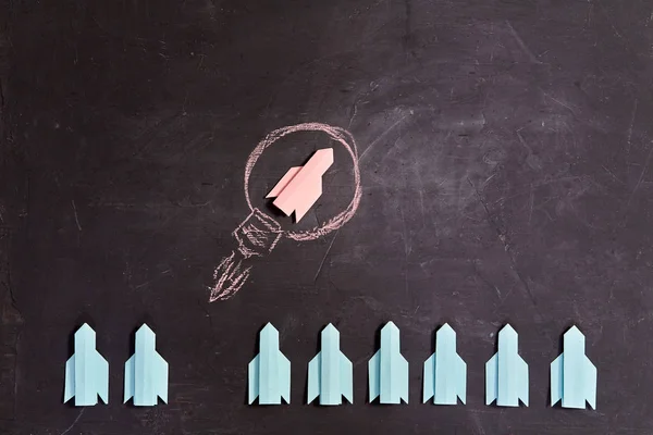 Farklı, orijinal vizyon veya fikir düşünün. Kutunun dışında düşün, farklı bir şekilde. Roket uçuyor.