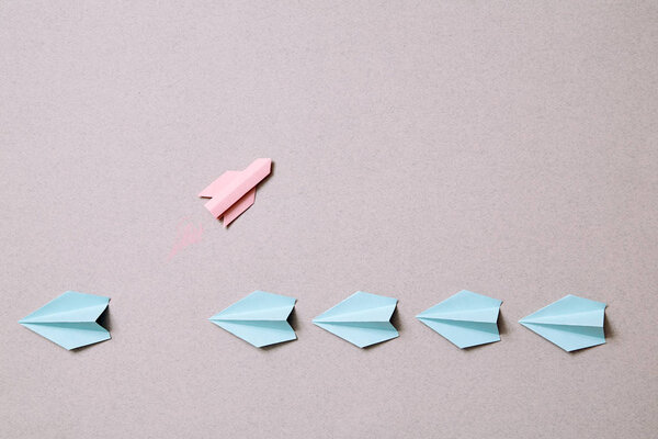 Бизнес оригинальная идея, индивидуальность и креативность. Успех и мотивация. Бумажная ракета мыслит нестандартно
