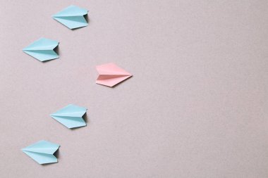 Farklı ve özgün vizyon veya fikir kavramı düşünün. Kutunun dışında düşün, farklı bir şekilde. Uçak kendi yolunda uçuyor