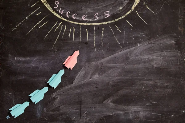 Концепция лидерства, карьеры и бизнес-конкуренции: Красная ракета возглавляет группу — стоковое фото