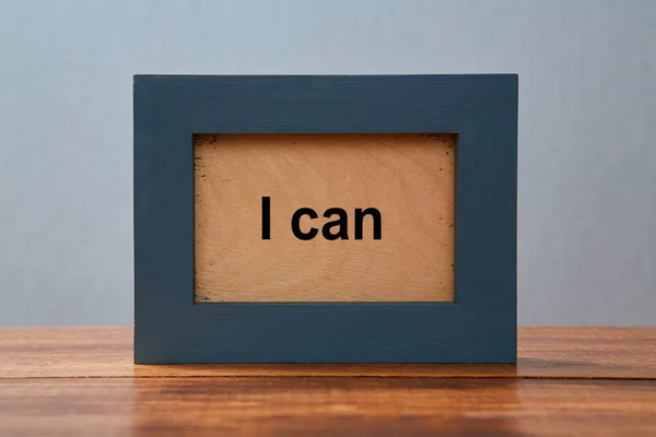 Я можу. Можлива і неможлива мотивація. Концепція досягнення і позитивного ставлення: фоторамка з написом . — стокове фото