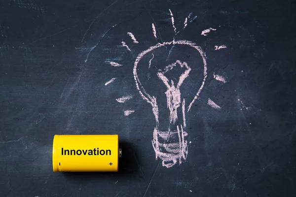 Yaratıcı, parlak fikir ve yenilik veya ilham kavramı. İş çözümü. Lamba figürü ve pili — Stok fotoğraf