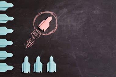 İş orijinal fikir, bireysellik ve yaratıcılık. Başarı ve motivasyon kavramı. Kağıt roket liderliği ele geçirdi