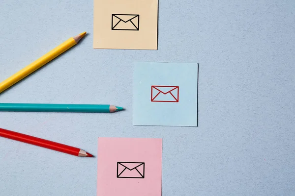 E-posta pazarlama ve mesaj online. Renkli kalemler ve yapışkan notlar