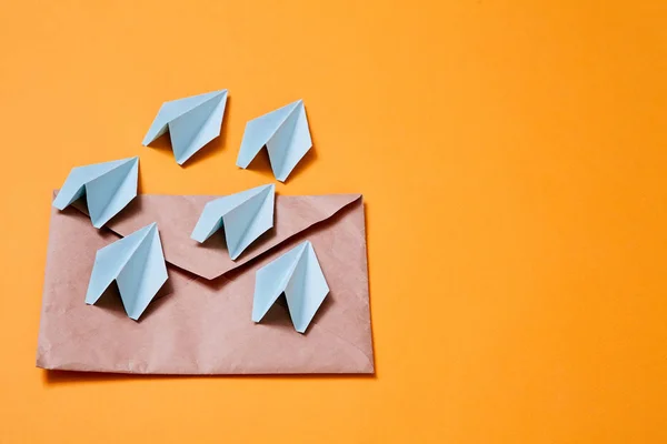 Concepto para el envío de correos electrónicos y negocios de comercio electrónico. Email marketing. Aviones de papel volando fuera del sobre — Foto de Stock