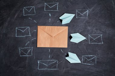 E-posta pazarlama ve mesaj online, posta iletişimi ve e-ticaret kavramı: Kağıt uçaklar posta kutusu sembolleri uçan