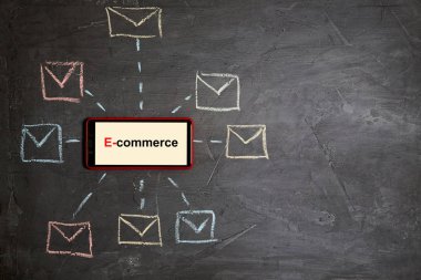 E-ticaret ve e-iş. E-posta veya sms pazarlama ve posta iletişimi mesaj konsepti: Akıllı telefon ve posta kutusu sembolleri