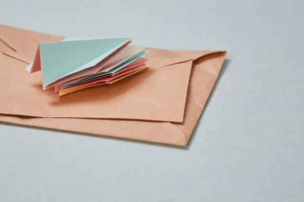Email ou sms marketing e envio de e-mail, conceito de mensagem de conexão: Uma pilha de aviões de papel e envelopes . — Fotografia de Stock