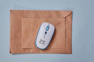 E-posta veya sms pazarlama ve mesaj online, online sohbet kavramı: Kağıt düzlem, zarf ve bilgisayar fare