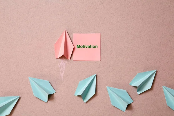 Affärsidé, individualitet och kreativitet. Framgångs-och motivations koncept. Origami plan med klistermärke — Stockfoto