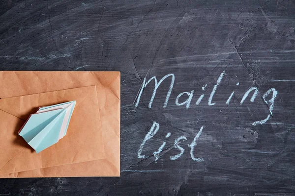 Email μάρκετινγκ και αποστολή ηλεκτρονικού ταχυδρομείου, έννοια μηνύματος σύνδεσης: αεροπλάνο στο φάκελο και την επιγραφή λίστα αλληλογραφίας — Φωτογραφία Αρχείου