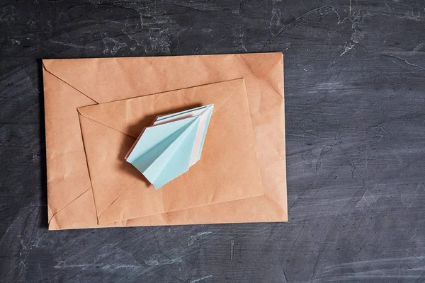 Email o sms marketing y envío de e-mail, concepto de mensaje de conexión: Una pila de aviones de papel y sobres . —  Fotos de Stock