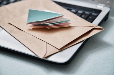 E-posta ve e-ticaret işi gönderme. E-posta pazarlama veya reklam: kağıt uçaklar, zarflar ve bir dizüstü bilgisayar