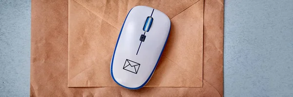 Email ou sms marketing e mensagem on-line, conceito de bate-papo on-line: avião de papel, envelope e mouse computador — Fotografia de Stock