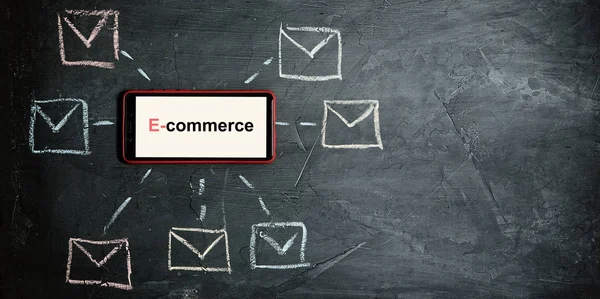 E-commerce en e-business. E-mail of SMS marketing en mail communicatie bericht concept: smartphone en mailbox symbolen — Stockfoto