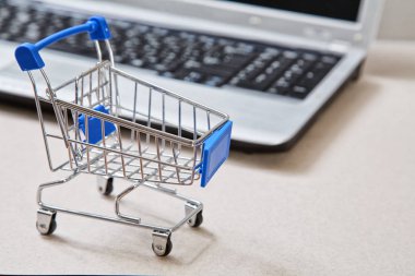 online alışveriş ve e-ticaret. Sepet ve dizüstü bilgisayar