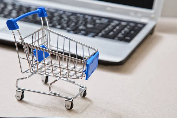 Compras online e e-commerce. Cesta e laptop — Fotografia de Stock