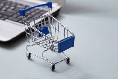 İnternet e-ticaret ve alışveriş online. Sonraki dizüstü bilgisayar arka planını sepetle