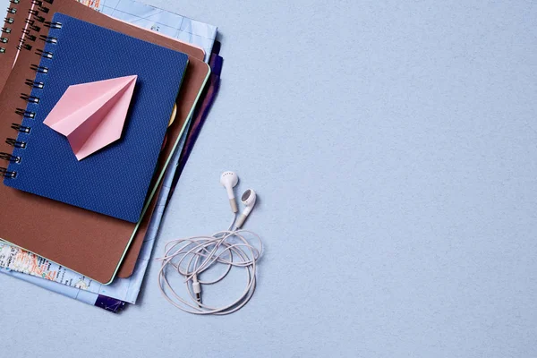 Trabajo independiente, aventura y concepto de blogging. teletrabajo, nómada y viajero. Avión de origami acostado en cuadernos —  Fotos de Stock