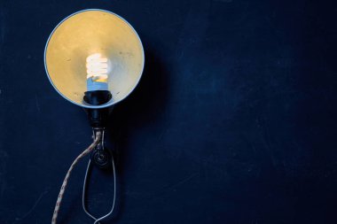 Ahşap arka planda vintage lamba. Dalga geç. Blackboard. Kopyalama alanı