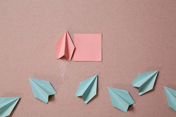 Yazıt için etiket ile Origami düzlem. İş orijinal fikir, bireysellik ve yaratıcılık. — Stok fotoğraf