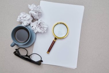 Q ve A veya soru ve cevap kavramı. Web arama SSS, analiz Seo kavramı. Bardak, büyüteç ve buruşuk kağıt