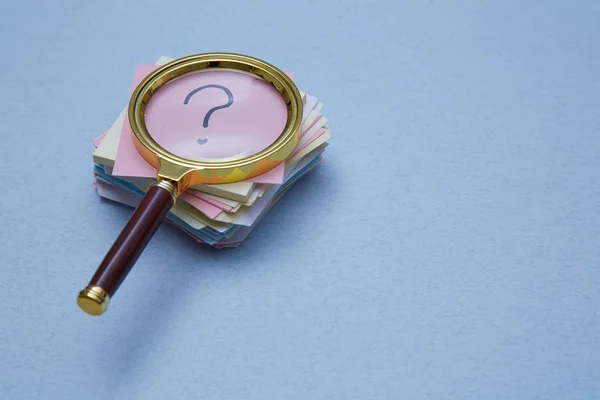 SSS, Q ve A ve Seo fikri. Soru-cevap kavramı. Büyüteç ve yapışkan not